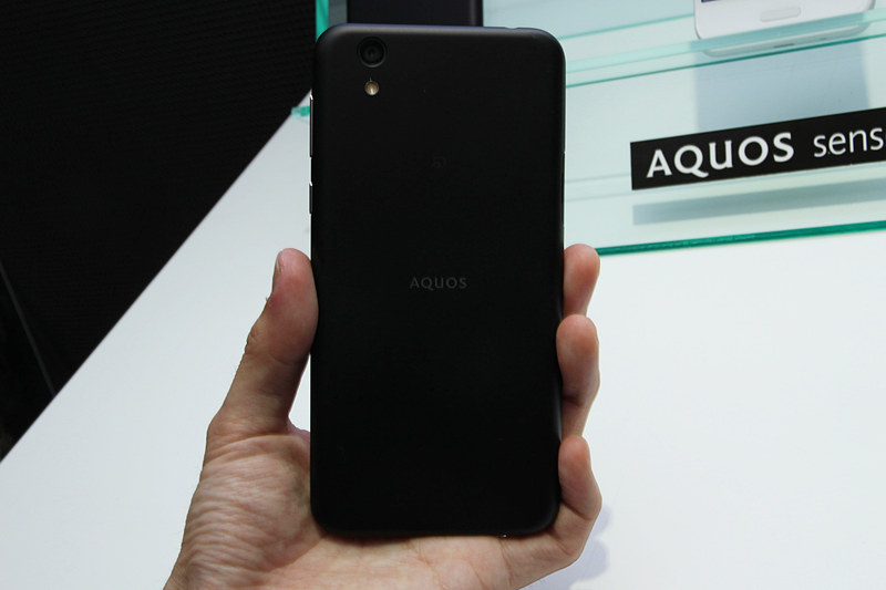 このほかの写真は<a href="http://k-tai.watch.impress.co.jp/docs/news/1086006.html" class="n" target="_blank">【写真で見る「AQUOS R compact」「AQUOS sense」】へ</a>