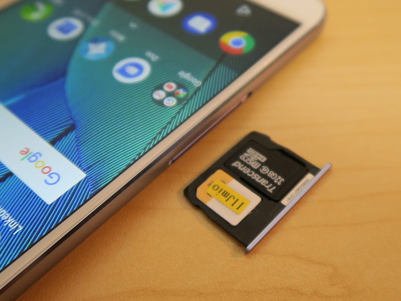 デュアルSIMに対応。2枚目のSIMカードはmicroSDメモリーカードを外して装着するため、排他利用になる