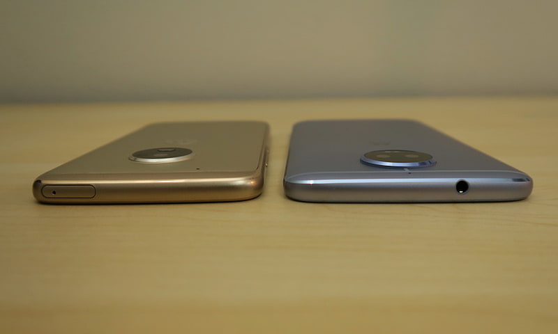 背面。「M」のロゴ、下部の継ぎ目のデザインなどが異なり、Moto G5s Plusの方がややフラットな仕上がり
