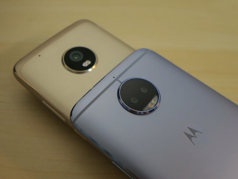 腕時計のリングのようなデザインの背面カメラ部。Moto G5 Plus（下側）に比べ、Moto G5s Plusはリングがひと回り大きいが、このサイズにデュアルカメラとLEDフラッシュが収められている