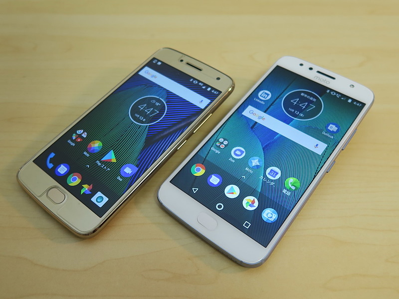 従来のMoto G5 Plus（左）と今回のMoto G5s Plusの前面。ディスプレイがひと回り大きくなっている