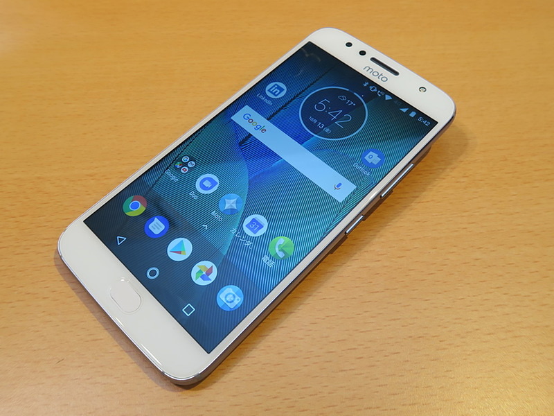 モトローラ・モビリティ・ジャパン「Moto G5s Plus」、約153.5mm（高さ）×76.2mm（幅）×8.04mm（厚さ）、約170g（重量）、ニンバスンブルー（写真）、ブラッシュゴールド、ルナグレー