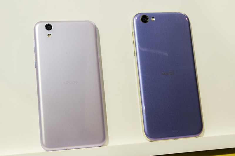 ラベンダー色同士の比較。AQUOS senseのFrost Lavende（左）と、フラッグシップ「AQUOS R」のCrystal Lavender