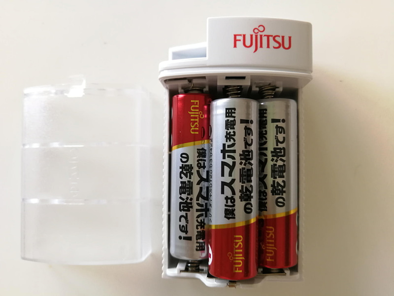 「僕はスマホ充電用の乾電池です!」と名付けられた乾電池付きの緊急用携帯充電器