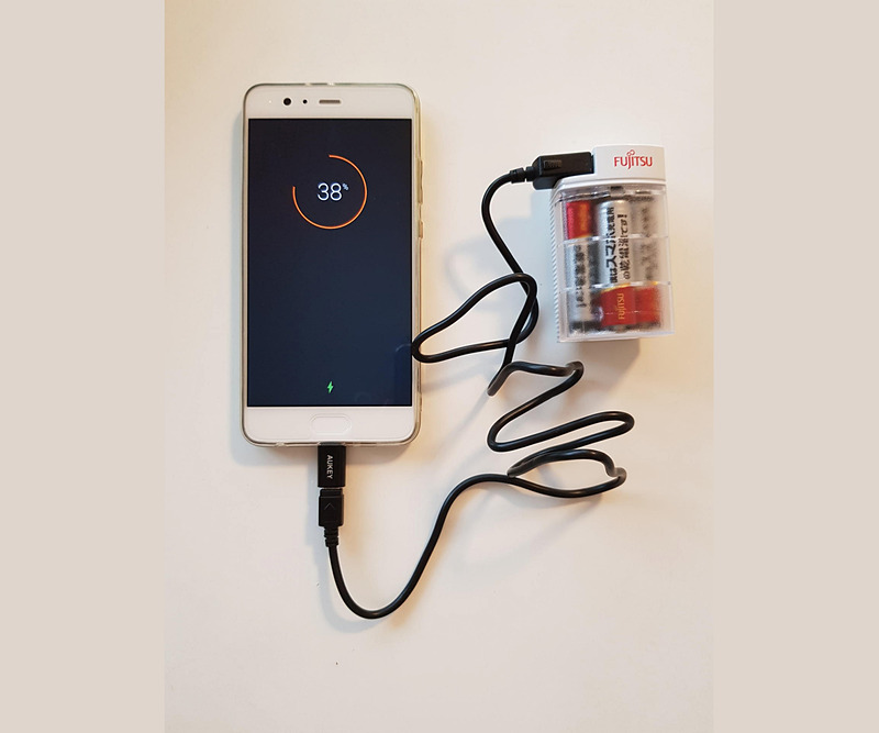 最終的に、同梱のmicroUSBケーブルにType-C変換アダプターを取り付けてやっと筆者のHUAWEI P10 Plusに充電できた