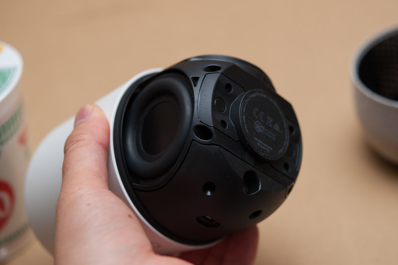 スピーカーユニットは背面向きには搭載されていない