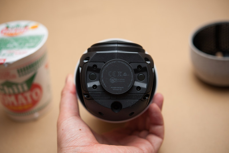 スピーカーユニットは背面向きには搭載されていない