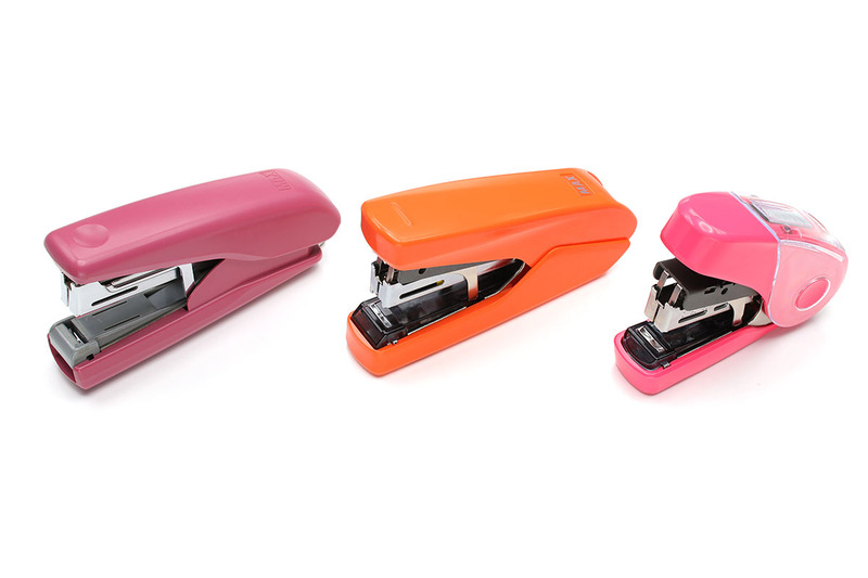 左写真は一般的なステープラーですが、左から旧型、やや旧型、わりと新型の順に並んでいます。新旧比べると、使用感は驚くほど違います。右は拙宅最強のステープラーと世界最小針（たぶん）のステープラーです。