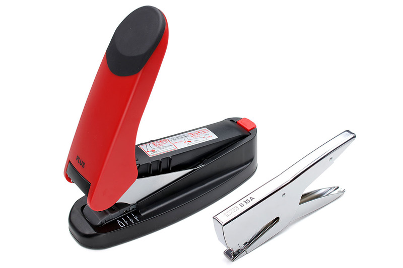 左写真は一般的なステープラーですが、左から旧型、やや旧型、わりと新型の順に並んでいます。新旧比べると、使用感は驚くほど違います。右は拙宅最強のステープラーと世界最小針（たぶん）のステープラーです。