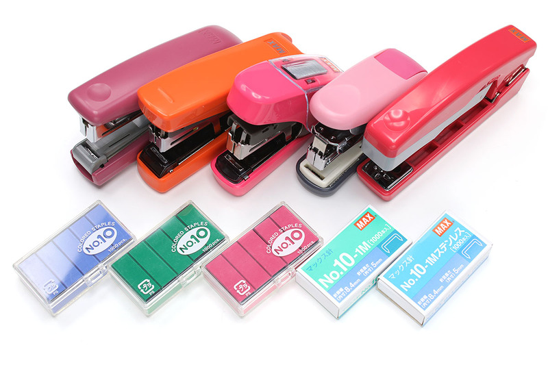 「No.10針」を使うステープラー各種。一般的な針は鉄製ですが、色付き（鉄製）やステンレス製もあります。