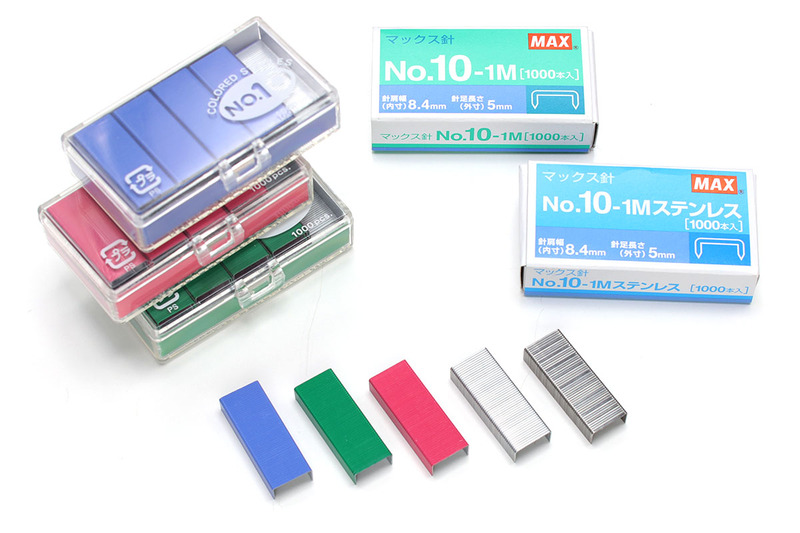 「No.10針」を使うステープラー各種。一般的な針は鉄製ですが、色付き（鉄製）やステンレス製もあります。