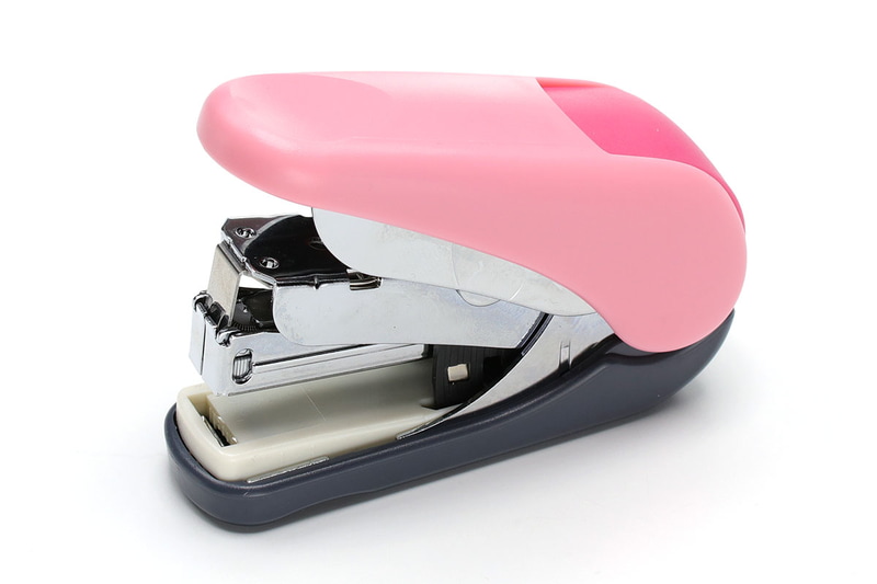 左はプラス「フラットかるヒット」（<a href="https://bungu.plus.co.jp/product/bind/fl_karu_hit_new/index.html" class="n" target="_blank">公式ページ</a>）で、32枚綴じのフラットクリンチです。人気があるシリーズのようです。右はマックス「ホッチくる」（<a href="https://wis.max-ltd.co.jp/op/product_catalog.html?product_code=HD90530" class="n" target="_blank">公式ページ</a>）。ちょっと変わり種で、普通のステープラーとして使えつつ、横向きにするとステープルを縦向きに留められます。小冊子の中綴じやペーパークラフトなどにも使えます。ただ、残念ながらフラットクリンチではありません。