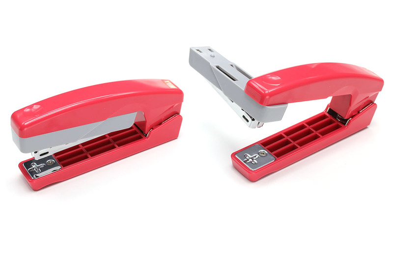 左はプラス「フラットかるヒット」（<a href="https://bungu.plus.co.jp/product/bind/fl_karu_hit_new/index.html" class="n" target="_blank">公式ページ</a>）で、32枚綴じのフラットクリンチです。人気があるシリーズのようです。右はマックス「ホッチくる」（<a href="https://wis.max-ltd.co.jp/op/product_catalog.html?product_code=HD90530" class="n" target="_blank">公式ページ</a>）。ちょっと変わり種で、普通のステープラーとして使えつつ、横向きにするとステープルを縦向きに留められます。小冊子の中綴じやペーパークラフトなどにも使えます。ただ、残念ながらフラットクリンチではありません。