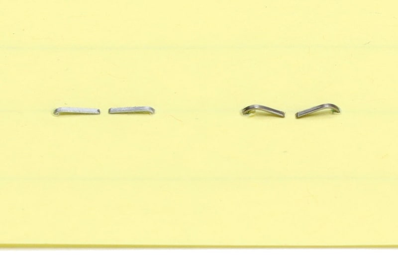 綴じ裏はフラットクリンチ（左側）になり、一般的な「綴じ裏が弧を描く綴じ方」（右側）と比べると針による膨らみが少なくなり、書類などがあまり嵩張らずに済みます。本体裏面には簡易的なステープル・リムーバーがありますが、抜いた針が落ちずに保持されます。