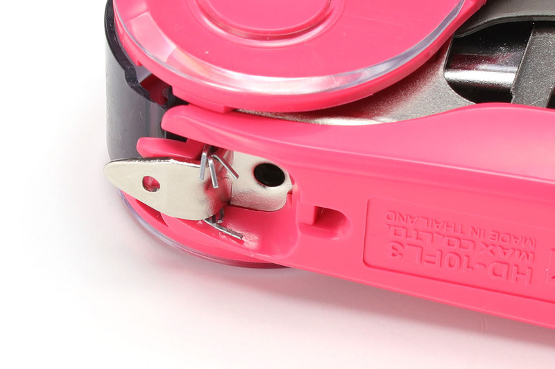 綴じ裏はフラットクリンチ（左側）になり、一般的な「綴じ裏が弧を描く綴じ方」（右側）と比べると針による膨らみが少なくなり、書類などがあまり嵩張らずに済みます。本体裏面には簡易的なステープル・リムーバーがありますが、抜いた針が落ちずに保持されます。