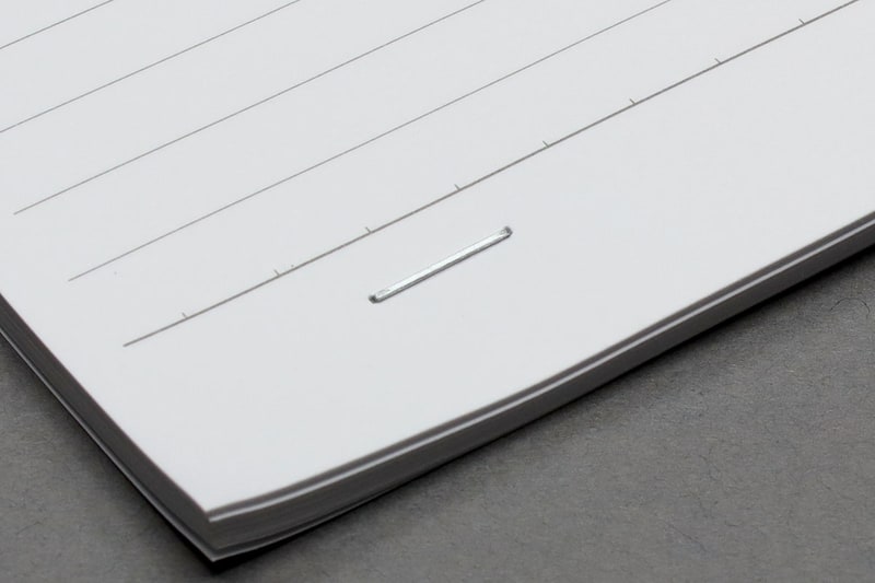 実際に32枚の紙を綴じてみました。難なくカチャンと綴じることができました。32枚以上貫通できそうなパワーがありますが、針の長さが制約となって、これ以上の枚数は綴じるのが難しく思えます。この枚数を綴じると綴じ裏はフラットクリンチに見えませんが、綴じ枚数が少なくなるにつれフラットクリンチであることが明確にわかります。