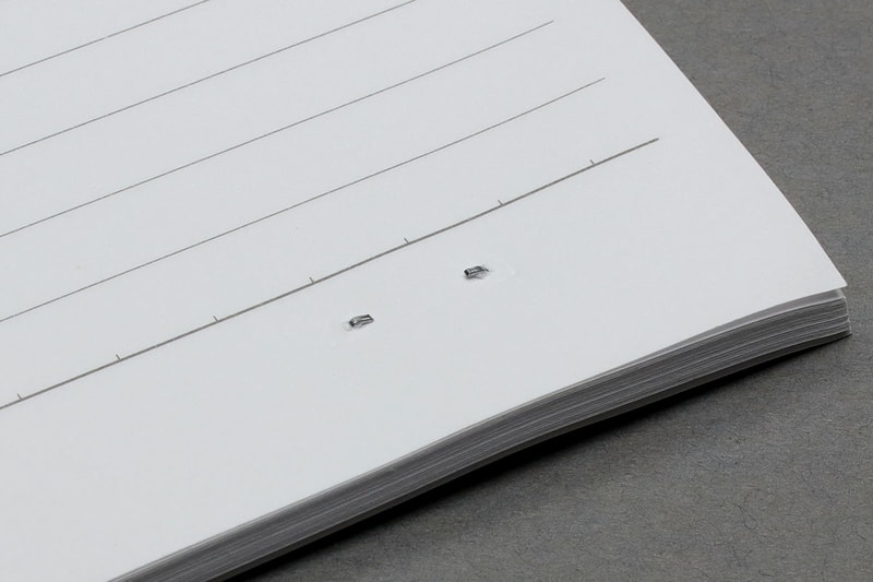 実際に32枚の紙を綴じてみました。難なくカチャンと綴じることができました。32枚以上貫通できそうなパワーがありますが、針の長さが制約となって、これ以上の枚数は綴じるのが難しく思えます。この枚数を綴じると綴じ裏はフラットクリンチに見えませんが、綴じ枚数が少なくなるにつれフラットクリンチであることが明確にわかります。