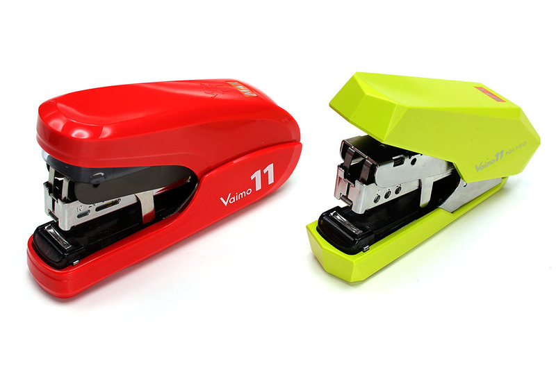 マックス「Vaimo11」シリーズの「FLAT」（赤いほう）と「POLYGO」（グリーンのほう）を持っています。40枚までの紙を綴じられるステープラーで、針は専用の「No.11針」を使います。「No.11針」は「No.10針」の幅と高さを少し増した針です。