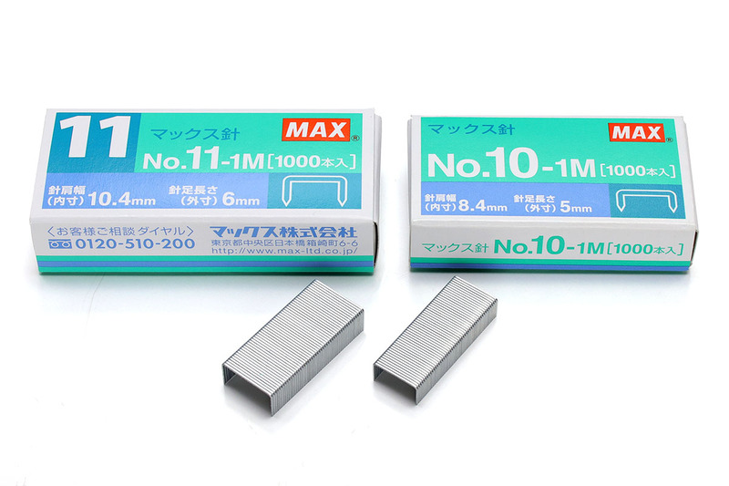 マックス「Vaimo11」シリーズの「FLAT」（赤いほう）と「POLYGO」（グリーンのほう）を持っています。40枚までの紙を綴じられるステープラーで、針は専用の「No.11針」を使います。「No.11針」は「No.10針」の幅と高さを少し増した針です。