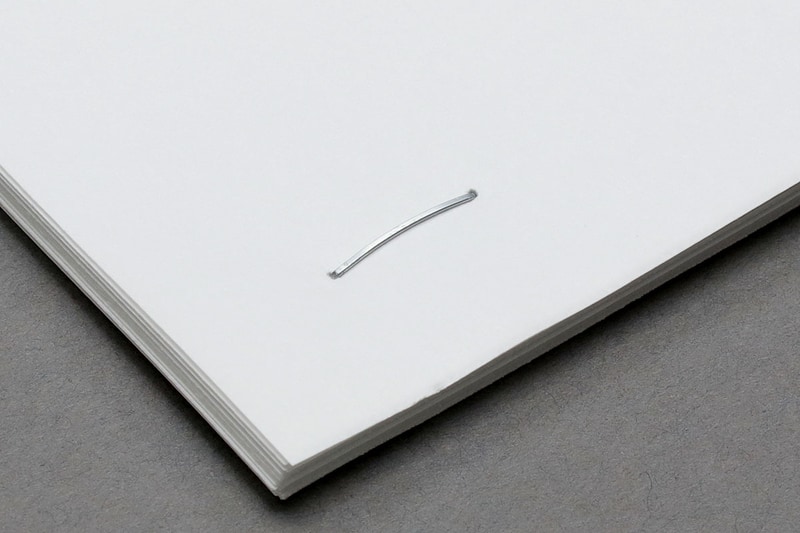 40枚の紙を綴じてみると、こんな感じ。軽い力で綴じられます。綴じ方はフラットクリンチ。右写真は、紙40枚と紙2枚のそれぞれの綴じ裏です。