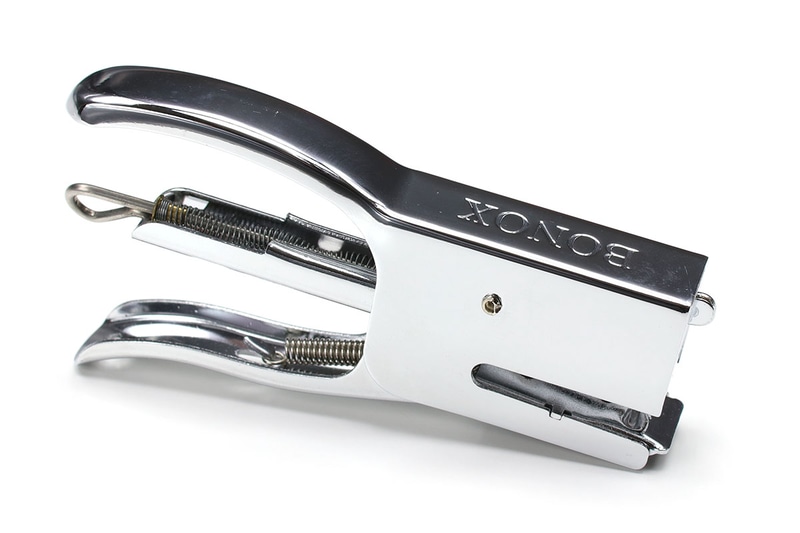DULTON「BONOX STAPLER（ボノックスステープラー）」（<a href="http://www.dulton.jp/onlineshop/g/gDC03-S09CR/" class="n" target="_blank">公式ページ</a>）。一般的なサイズのステープラーで、案外小型。使う針は「No.10針」。業務用的な外観ですが、一般向けの製品です。