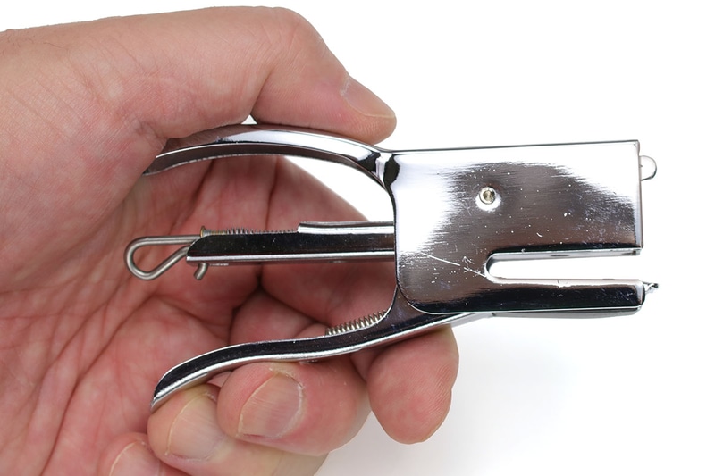 DULTON「BONOX STAPLER（ボノックスステープラー）」（<a href="http://www.dulton.jp/onlineshop/g/gDC03-S09CR/" class="n" target="_blank">公式ページ</a>）。一般的なサイズのステープラーで、案外小型。使う針は「No.10針」。業務用的な外観ですが、一般向けの製品です。