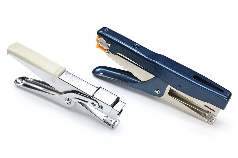 マックス「プライヤータイプ HP-10」（<a href="http://wis.max-ltd.co.jp/op/product_catalog.html?product_code=HP90014" class="n" target="_blank">公式ページ</a>）とマックス「プライヤータイプ HP-50」（<a href="http://wis.max-ltd.co.jp/op/product_catalog.html?product_code=HP90028" class="n" target="_blank">公式ページ</a>）。大きいほうが「HP-50」。