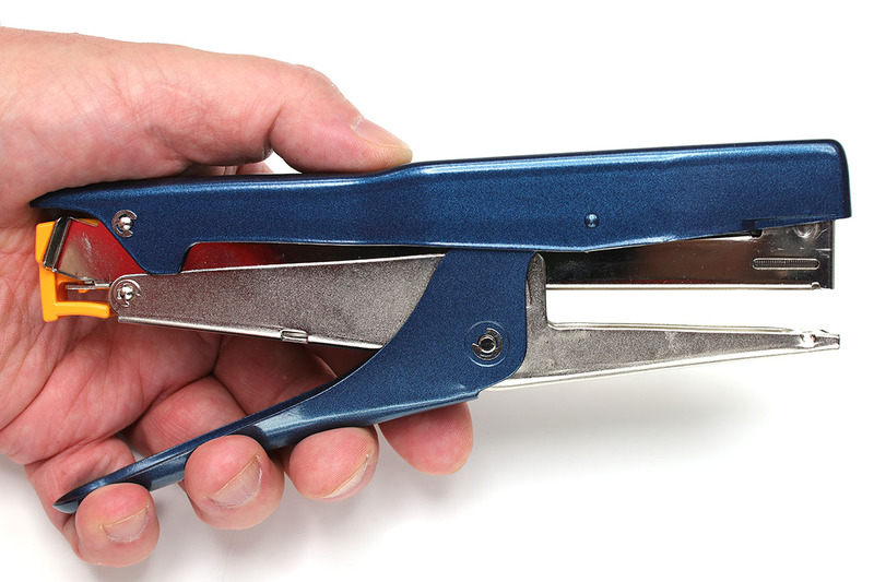 マックス「プライヤータイプ HP-10」（<a href="http://wis.max-ltd.co.jp/op/product_catalog.html?product_code=HP90014" class="n" target="_blank">公式ページ</a>）とマックス「プライヤータイプ HP-50」（<a href="http://wis.max-ltd.co.jp/op/product_catalog.html?product_code=HP90028" class="n" target="_blank">公式ページ</a>）。大きいほうが「HP-50」。