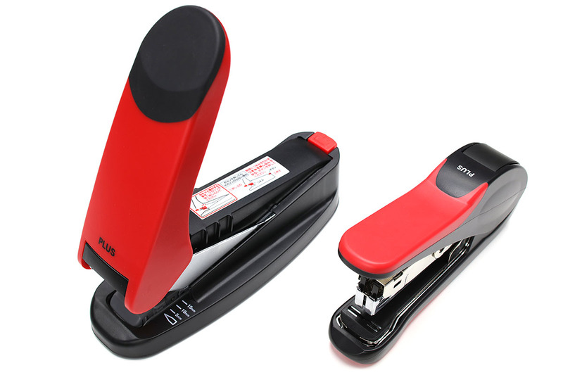 据え置きタイプのPLUS「フラットかるヒット60・30」（<a href="https://bungu.plus.co.jp/product/bind/flat60/index.html" class="n" target="_blank">公式ページ</a>）。小さいのが「30」、大きいのが「60」。「30」は手に持った状態でも使えます。