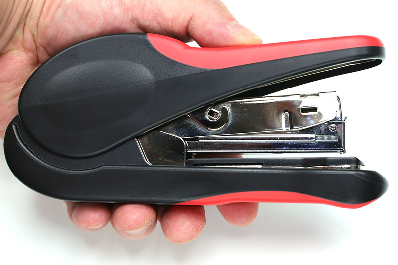 据え置きタイプのPLUS「フラットかるヒット60・30」（<a href="https://bungu.plus.co.jp/product/bind/flat60/index.html" class="n" target="_blank">公式ページ</a>）。小さいのが「30」、大きいのが「60」。「30」は手に持った状態でも使えます。