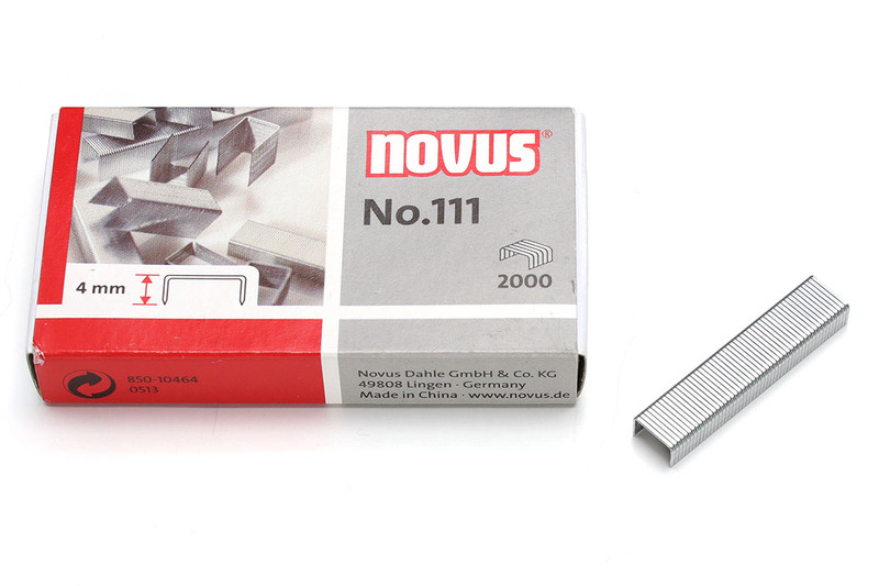 筆者が知るなかで「市販品として最も幅狭のステープルを使えるステープラー」がこれ。NOVUS「B35A」です。「No.111」という針を使います。