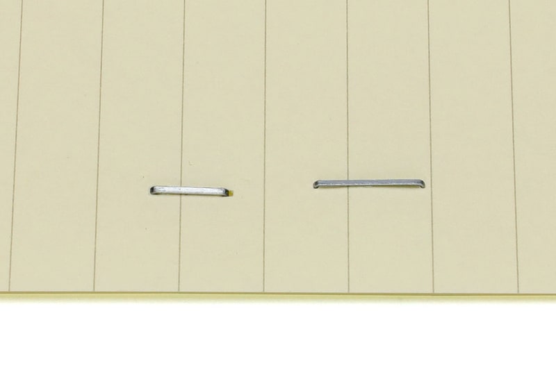 一般的に使われているNo.10針と、より小さなNo.111針を比べた様子。No.10針の幅は約9mmですが、No.111針の幅は約7mmです。B35Aステープラーを使った場合、15枚程度まで綴じられます。