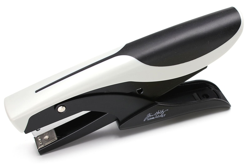 こちらはTIM HOLTZの「TINY ATTACHER」とその針。針はNo.111とほとんど同じサイズのようです。このステープラーおよび針は、スクラップブッキング（写真に飾り付けをするペーパークラフト）界隈でよく目にするもの。「針が小さく目立たない・かわいい」ということでスクラップブッキングでも使われているようです。