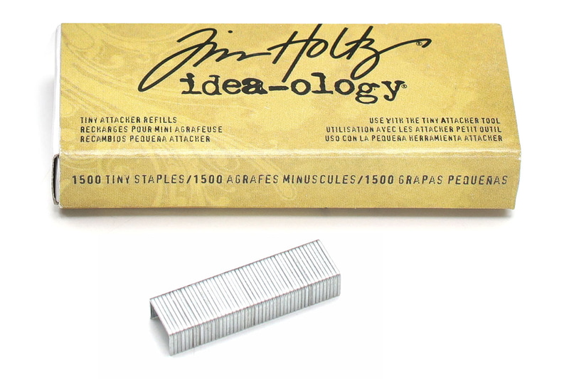 こちらはTIM HOLTZの「TINY ATTACHER」とその針。針はNo.111とほとんど同じサイズのようです。このステープラーおよび針は、スクラップブッキング（写真に飾り付けをするペーパークラフト）界隈でよく目にするもの。「針が小さく目立たない・かわいい」ということでスクラップブッキングでも使われているようです。