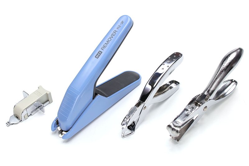 左写真の4種のリムーバーは、左側から、マックス「リムーバ RZ-A」（<a href="http://wis.max-ltd.co.jp/op/product_catalog.html?product_code=RZ90001" class="n" target="_blank">公式ページ</a>）、マックス「リムーバ RZ-3F」（<a href="http://wis.max-ltd.co.jp/op/product_catalog.html?product_code=RZ90039" class="n" target="_blank">公式ページ</a>）、サンスター「はりトル PRO」（<a href="http://www.sun-star-st.jp/sscmssys/dd?DEPLOY_CODE=merchanttab&SK_SERIES_ID=338" class="n" target="_blank">公式ページ</a>）、NOVUS「B85」（<a href="http://www.novus-office.com/en/products/staple-remover/details/product/show/b-85-en/faltschachtel-nickelt-en.html" class="n" target="_blank">公式ページ</a>）です。筆者的好みでは、NOVUS「B85」（中央）が最も汎用的に使えて、綴じた紙書類からステープルを抜くのならマックス「リムーバ RZ-3F」（右）が最も実用的と感じられます。