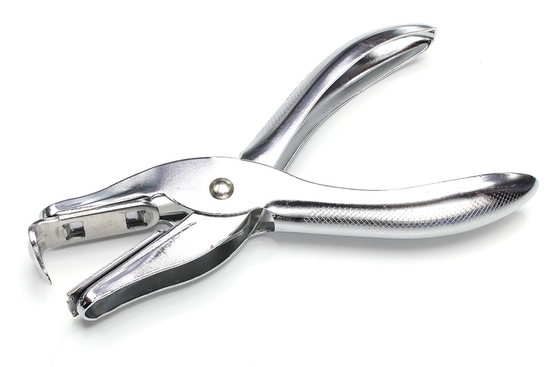 左写真の4種のリムーバーは、左側から、マックス「リムーバ RZ-A」（<a href="http://wis.max-ltd.co.jp/op/product_catalog.html?product_code=RZ90001" class="n" target="_blank">公式ページ</a>）、マックス「リムーバ RZ-3F」（<a href="http://wis.max-ltd.co.jp/op/product_catalog.html?product_code=RZ90039" class="n" target="_blank">公式ページ</a>）、サンスター「はりトル PRO」（<a href="http://www.sun-star-st.jp/sscmssys/dd?DEPLOY_CODE=merchanttab&SK_SERIES_ID=338" class="n" target="_blank">公式ページ</a>）、NOVUS「B85」（<a href="http://www.novus-office.com/en/products/staple-remover/details/product/show/b-85-en/faltschachtel-nickelt-en.html" class="n" target="_blank">公式ページ</a>）です。筆者的好みでは、NOVUS「B85」（中央）が最も汎用的に使えて、綴じた紙書類からステープルを抜くのならマックス「リムーバ RZ-3F」（右）が最も実用的と感じられます。