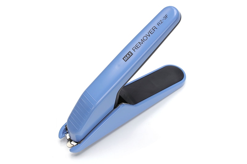 左写真の4種のリムーバーは、左側から、マックス「リムーバ RZ-A」（<a href="http://wis.max-ltd.co.jp/op/product_catalog.html?product_code=RZ90001" class="n" target="_blank">公式ページ</a>）、マックス「リムーバ RZ-3F」（<a href="http://wis.max-ltd.co.jp/op/product_catalog.html?product_code=RZ90039" class="n" target="_blank">公式ページ</a>）、サンスター「はりトル PRO」（<a href="http://www.sun-star-st.jp/sscmssys/dd?DEPLOY_CODE=merchanttab&SK_SERIES_ID=338" class="n" target="_blank">公式ページ</a>）、NOVUS「B85」（<a href="http://www.novus-office.com/en/products/staple-remover/details/product/show/b-85-en/faltschachtel-nickelt-en.html" class="n" target="_blank">公式ページ</a>）です。筆者的好みでは、NOVUS「B85」（中央）が最も汎用的に使えて、綴じた紙書類からステープルを抜くのならマックス「リムーバ RZ-3F」（右）が最も実用的と感じられます。