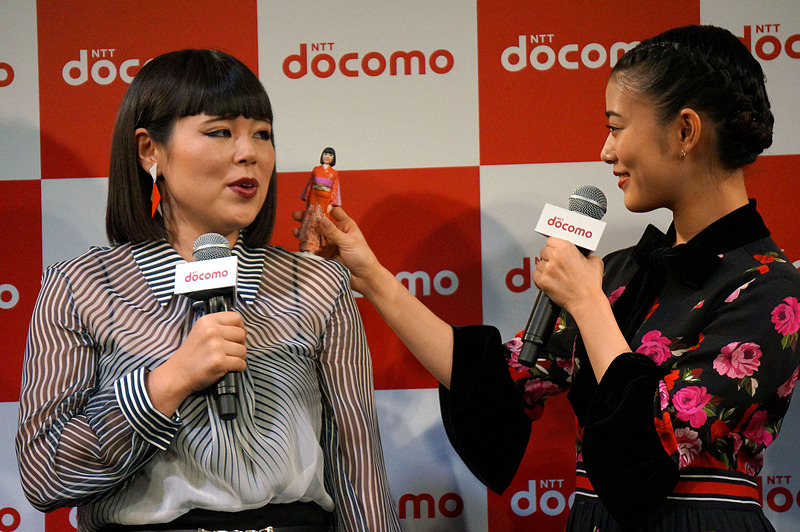 ブルゾンの横に並べて、顔がそっくりと楽しむ高畑