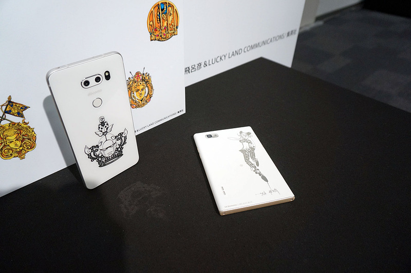 JOJO L-02K（左）と鹿島氏が手にしていた先代モデルの「L-06D JOJO」