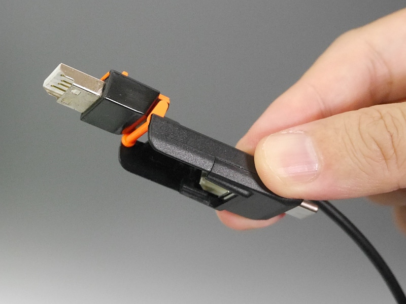 外したType-Cコネクターを反転させたところ。常にこちら側にしか反転させられず、やや邪魔に感じることも