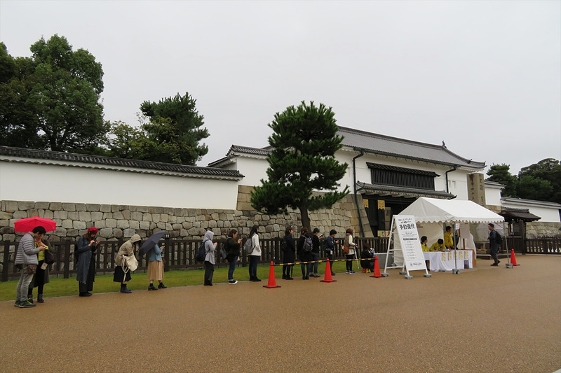 開城時刻の1時間前には予約受付待ちの行列ができていた