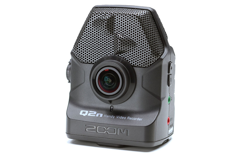 音質重視のハンディビデオレコーダーZOOM「Q2n」。音楽演奏を高音質で録画できるカメラで、小型・軽量。マイクスタンドに装着できたり、カメラ三脚にセットできたりしつつ、風防やホットシューアダプターなどオプション類も豊富です。iOSデバイスと接続して録音したり動画を転送したりすることもできます。