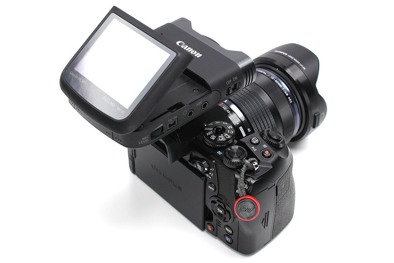 取材時によく使う「スチルカメラ＋ビデオカメラ」。機材としては、オリンパス「OM-D E-M1 Mark II」にキヤノン「iVIS mini X」をセットし、取材中は「iVIS mini X」でずっと動画を撮っています。そしてときどき「OM-D E-M1 Mark II」で静止画を撮影します。このセットだと移動しつつの取材もスムーズにこなせて便利。