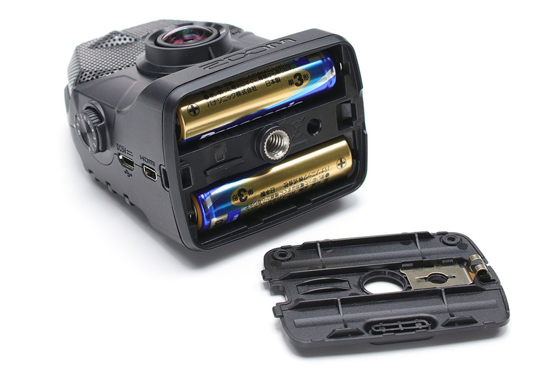 底面には三脚ネジ穴があり、フタを開くと電池室があります。電源は単3形電池ですが、USB給電でも動作します。メーカーの推奨電池は、アルカリ乾電池として「Panasonic EVOLTA」「SONY STAMINA」「Maxell ボルテージ」など7ブランドが、ニッケル水素電池として「Panasonic eneloop」が挙げられています。電池室にmicro SDカード用スロットがあり、128GBまでのmicro SDカードに対応しています。なお、撮影された動画はMOVファイル（MPEG-4 AVC/H.264）として記録されます。音声のみの記録も可能で、その場合はWAVファイルとして残ります。