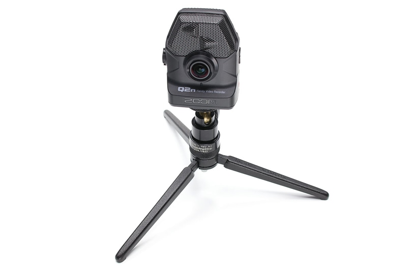 底面の三脚ネジ穴を利用すれば三脚にセット可能。シューアダプターの類を使えばカメラのシューに装着できます。軽量なのでいろいろな箇所にセットできるのが魅力。