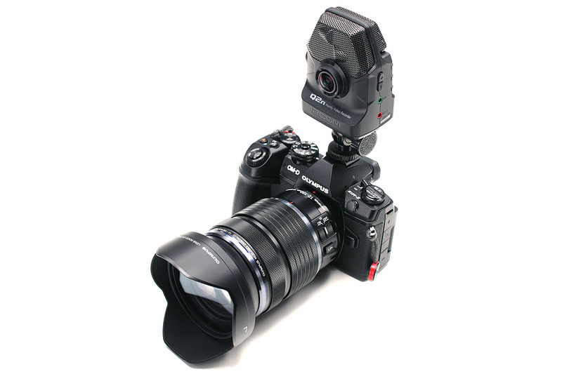 底面の三脚ネジ穴を利用すれば三脚にセット可能。シューアダプターの類を使えばカメラのシューに装着できます。軽量なのでいろいろな箇所にセットできるのが魅力。