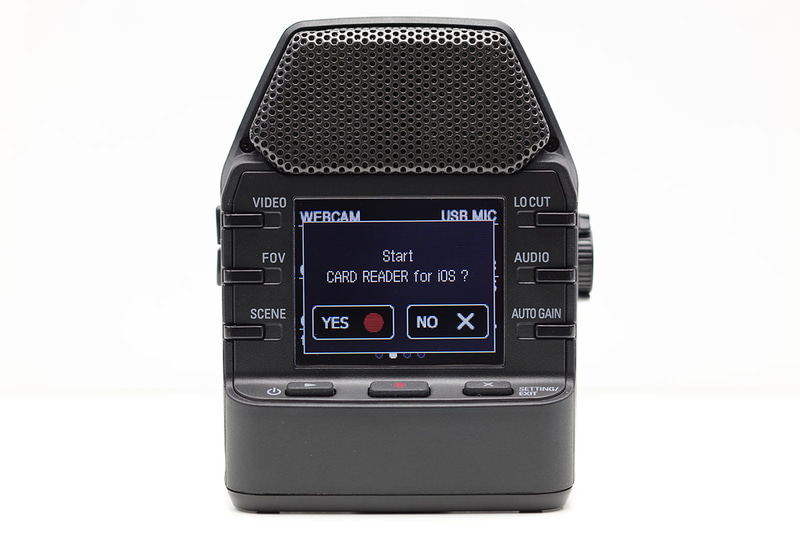 本体の動作モードを変えてPCやiOS端末と接続する場合。メニューを該当ページに進めて、該当するボタンを押せばOK。iOS用カードリーダーとして使いたい場合は「SCENE」ボタンを押すことになります。続いて画面下中央の録画ボタンを押せば、本体がカードリーダーモードになります。