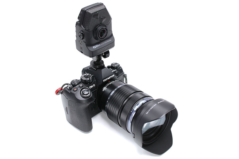 市販のシューアダプターを使い、「Q2n」をミラーレス一眼の上にセットした様子。カメラはオリンパス「OM-D E-M1 Mark II」ですが、クリップオン・ストロボを装着しているくらいサイズ感です。個人的に、取材時の動画メモ用ビデオレコーダーの必須条件としては、「スチルカメラに取り付け可能」「小型軽量」「録画状態を確認できるモニター付き」「広角レンズで音が良い」「USB給電でも使用可能」といった要素がありますが、「Q2n」はこれら全てを備えていました。