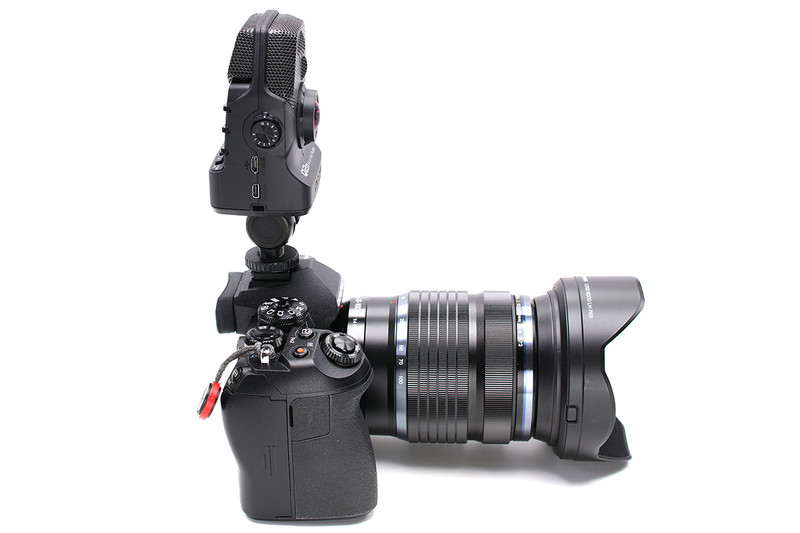 自由雲台的な機構が付いたシューアダプターを使うと便利。「Q2n」は前後幅が少なく薄いので、カメラ後部へ出っぱりません。ですので、この状態で接眼部に目を当てて撮影できます。