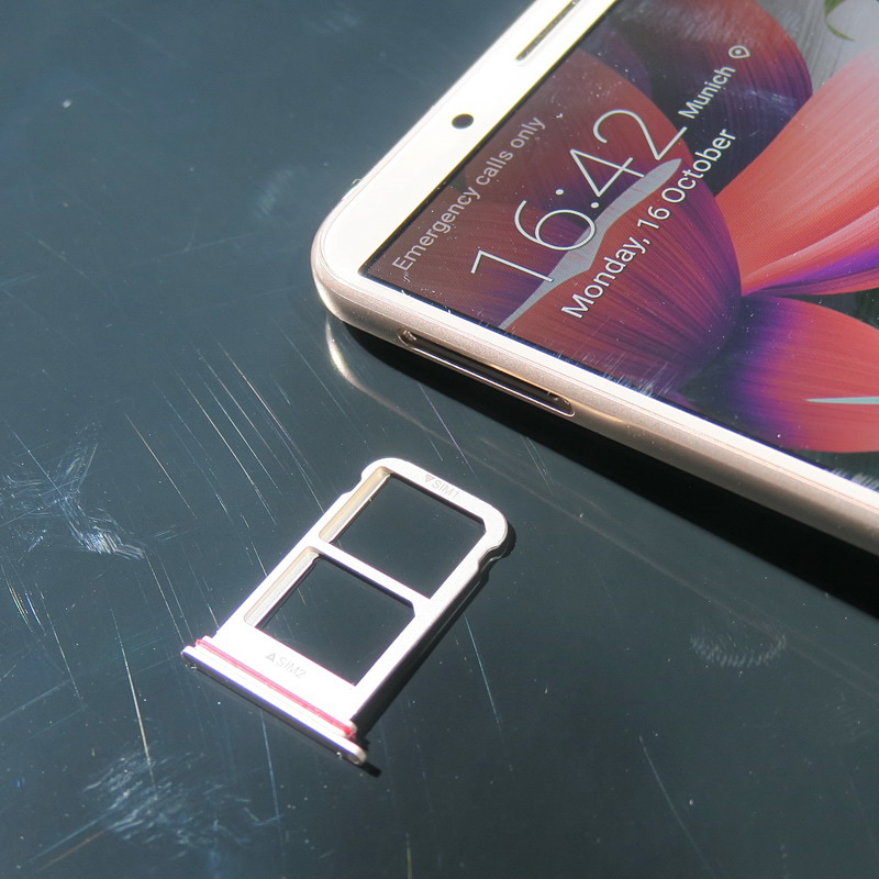 SIMカードトレイは両機種とも左側面の上側に格納されている。nanoSIMカードのデュアルSIM対応だが、microSDメモリーカードは利用できない